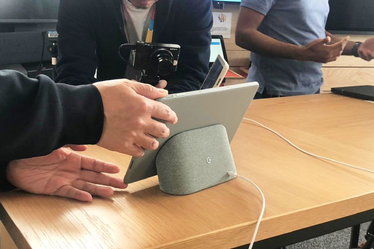 Google开发智能家居应用，Pixel Tablet虽具应用弹性，但使用上不如Nest Hub直观。图为Google Pixel Tablet和底座。李建梁摄（数据照）