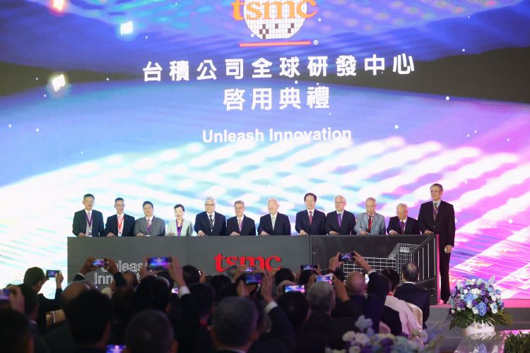 台积电表示，随着5G和HPC相关应用等产业长期大趋势，例如AI正推动对运算能力需求达到前所未有的程度，台积电的技术领先地位相较于过往更为重要。李建梁摄