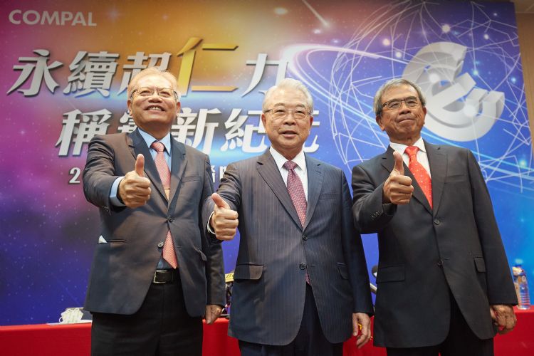 仁宝董事长许胜雄（中）、副董事长陈瑞聪（右）及总经理翁宗斌（左），在旺年会前说明2023年展望。李建梁摄