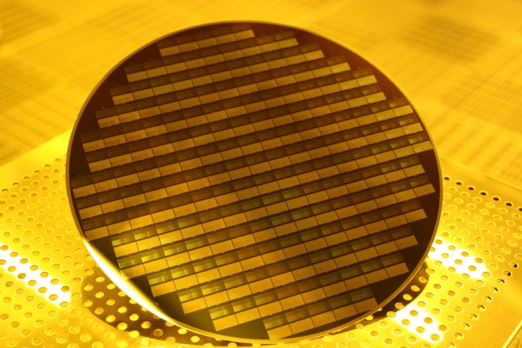 图为崇越科技代理之信越化学硅片。信越化学