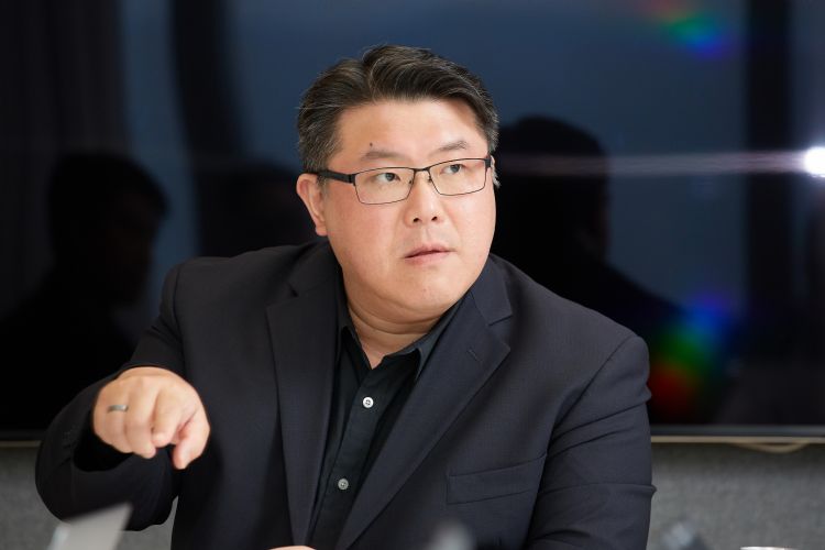 远传电信信息暨数码转型科技群执行副总经理胡德民认为，生成式AI是企业能兼顾创新和稳定性的选择。李建梁摄（数据照）