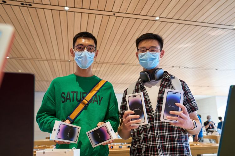 苹果iPhone仍为国内双十一档期出货量与营收表现最佳的手机。苹果