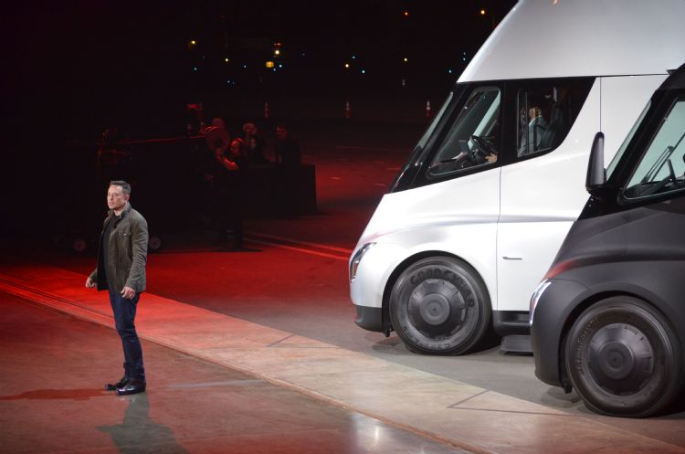 (Daily Issue)Tesla Semi开始交车 重型卡车减碳供应链运输新里程