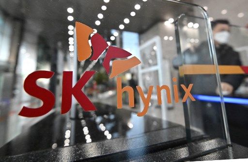 SK海力士DRAM先前于2021年11月间计划升级国内无锡厂产线时，面临到美国持续施压荷兰政府、阻碍ASML向国内出货EUV系统的先进制程设备禁售令，至今国内产线仍无法取得EUV装机。法新社