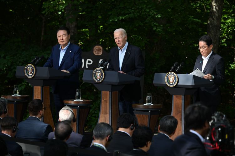 美日韩领导人就三国合作发表共同声明。法新社