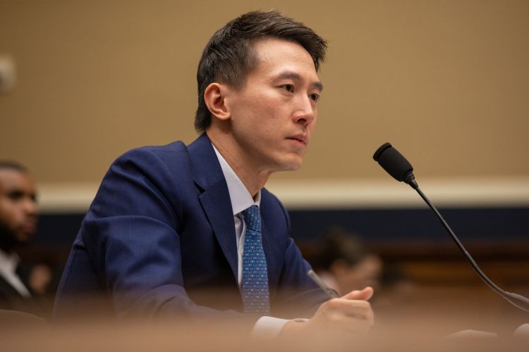 TikTokCEO周受资表示，为识别并删除有害内容与贴文，TikTok在爱尔兰雇有数万名员工，负责内容审核。彭博