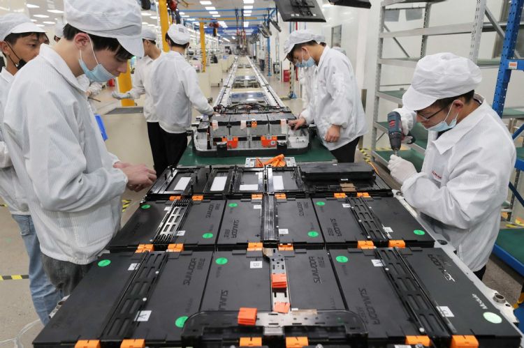 2023年锂电池合约仍受材料价格波动主导。法新社