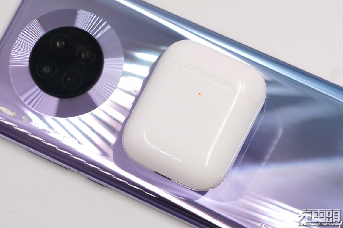 华为Mate60 Pro搭载50W无线充20W无线反向充，施比受更有福-充电头网