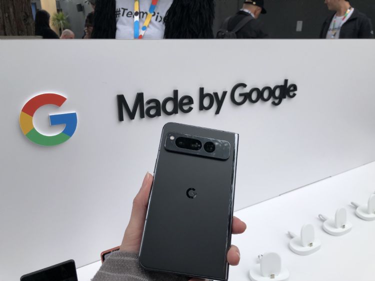 Google I/O大会场边展示首款折叠机Pixel Fold，以及其他装置新品。林佳楠摄