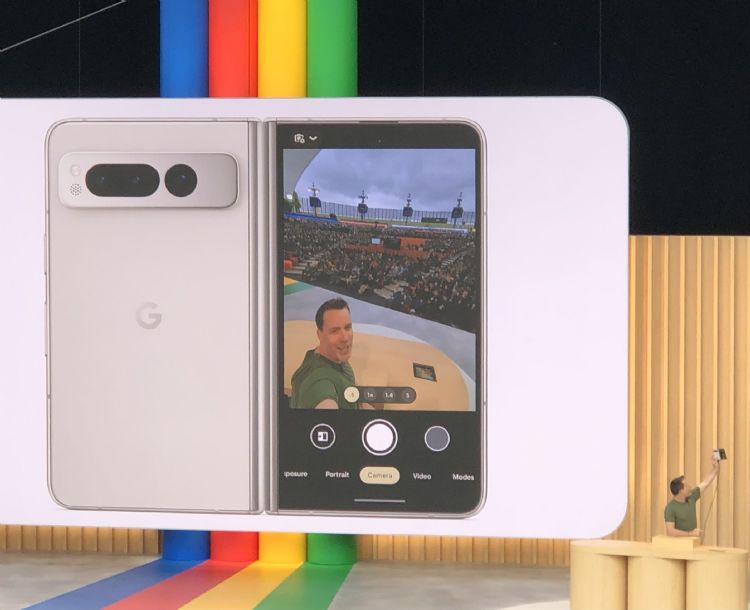 Google人员现场直播展示折叠机Pixel Fold，并和与会者自拍。林佳楠摄