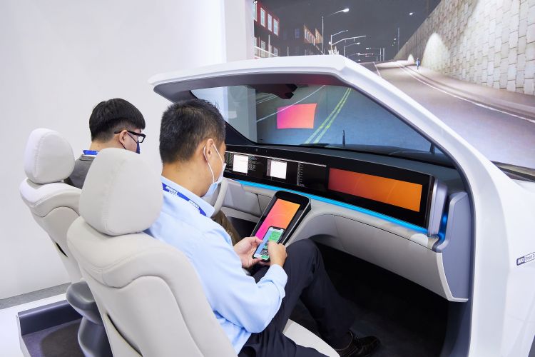 友达定义智能座舱样貌 车载ALED估2026年量产