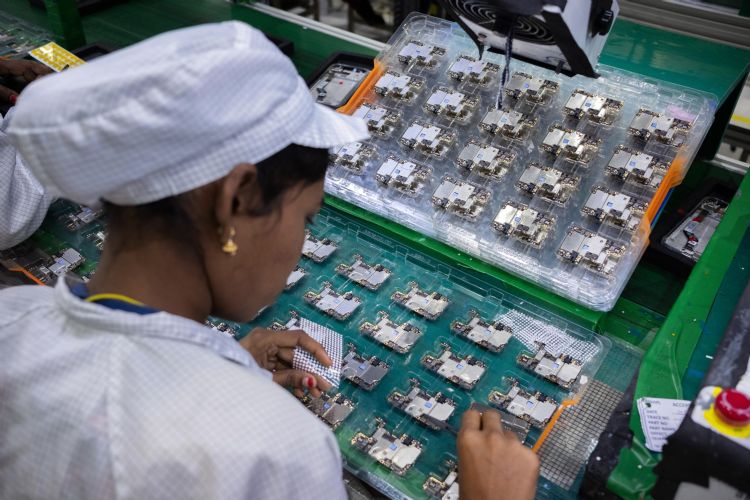 东南亚、南亚争抢电子零组件制造移转，廉价劳动力让印度在电子零件组装等低附加值产业中出线。彭博