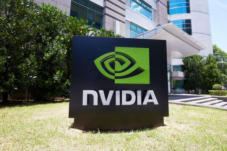 黄仁勋：AI运算需求助NVIDIA撑过国内市场表现欠佳