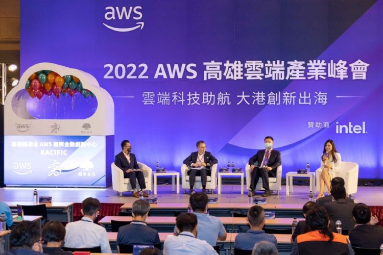 国泰金控副总经理梁明乔(左起)、AWS台湾暨香港总经理王定恺、高雄市政府副市长罗达生、IC之音竹科广播《科技领航家》主持人朱楚文。DIGITIMES摄