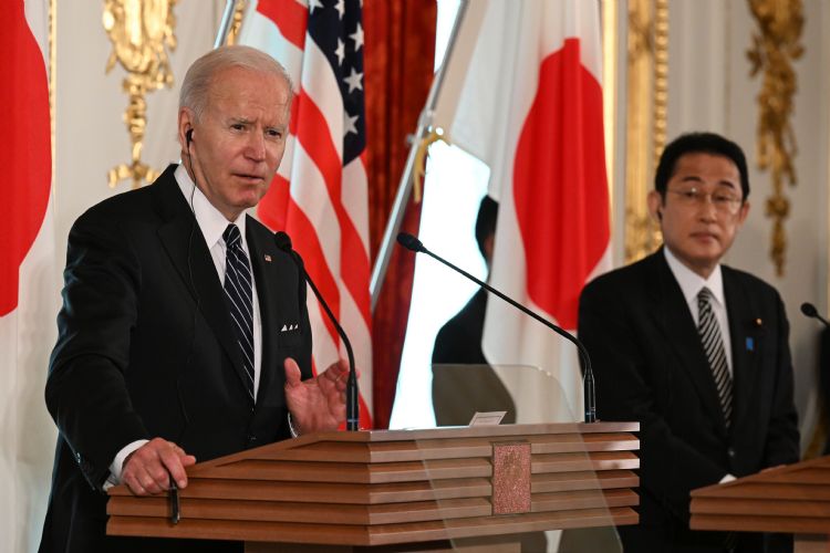 日本公布23项半导体设备输往国内将加强管制，跟随美国拜登政府加强限制输中半导体设备与技术。法新社