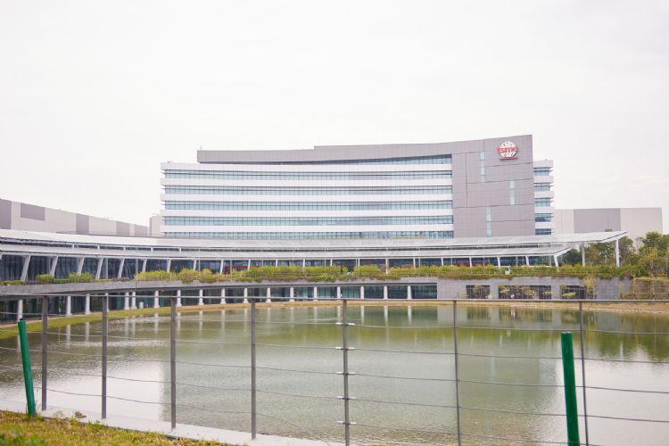 台积电此次大动作进行建厂与产能计划调整，主要就是因应市况骤变，半导体全面复苏时间点不明。
