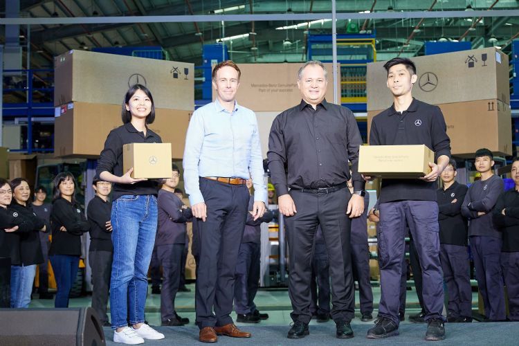 奔驰（Mercedes-Benz）零件物流中心30日于彰化滨海工业区正式启用，台湾奔驰总裁毕立思（Oliver Britz，左二）出席启用典礼。李建梁摄