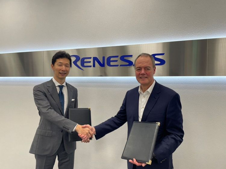 瑞萨社长兼CEO（左）与Wolfspeed总裁兼CEOGregg Lowe，在日本东京的瑞萨总部签订供应合约。瑞萨电子