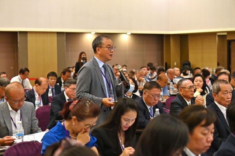 商业团体利用与行政院长及部会首长座谈的机会，反应产业遇到缺工等问题。行政院