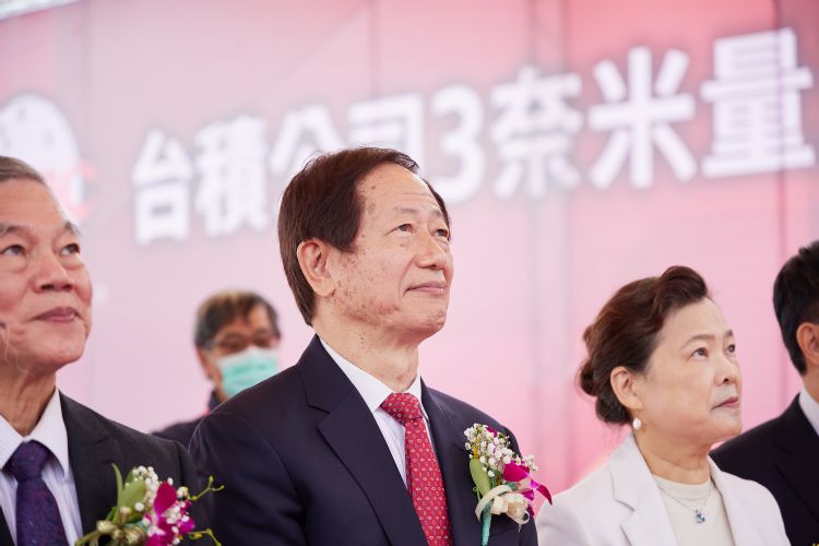 3纳米量产暨扩厂典礼由台积公司董事长刘德音博士（中）主持，右为经济部部长王美花、左为行政院副院长沈荣津。李建梁摄