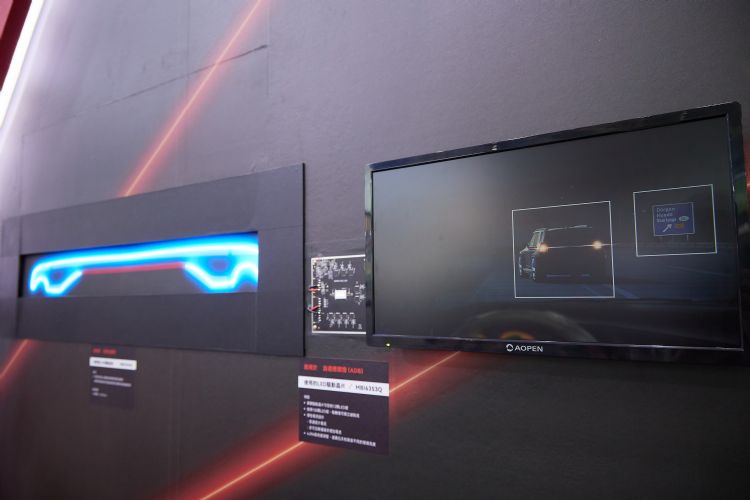 聚积在Touch Taiwan 2023展出适应性头灯、贯穿式尾灯及车内显示等车用LED产品线，锁定电动车及智能座舱市场。李建梁摄