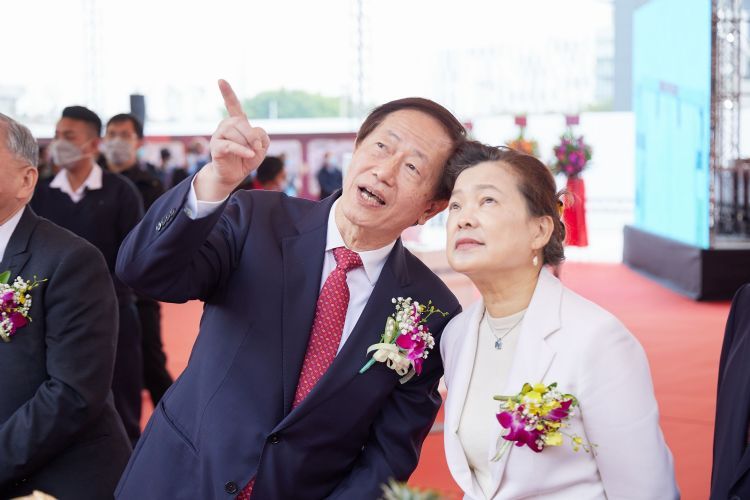 台积电董事长刘德音（左）向经济部长王美花说明3纳米厂扩厂规划。李建梁摄
