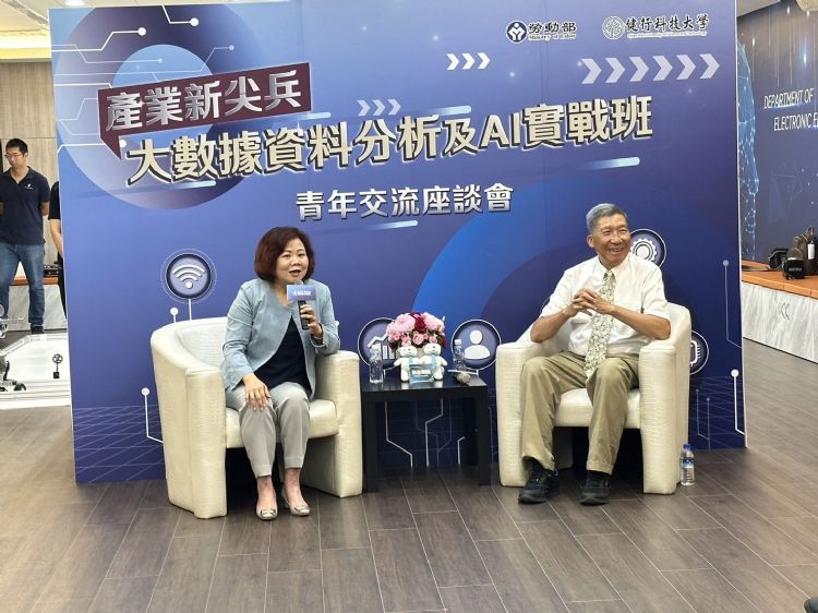 劳动部长许铭春（左）指出，「产业新尖兵」提供半导体、AI、绿能科技等新兴产业课程，有利青年投入重点产业。劳动部