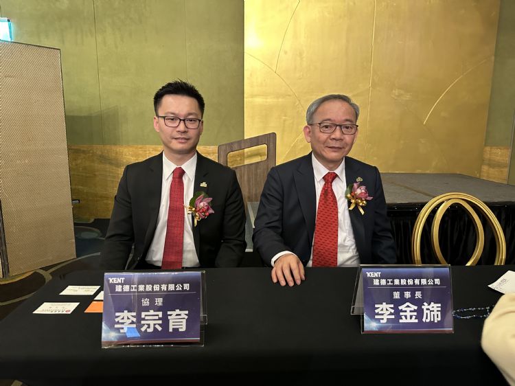 建德工业经营团队。左为协理李宗育、右为董事长李金旆。廖家宜摄