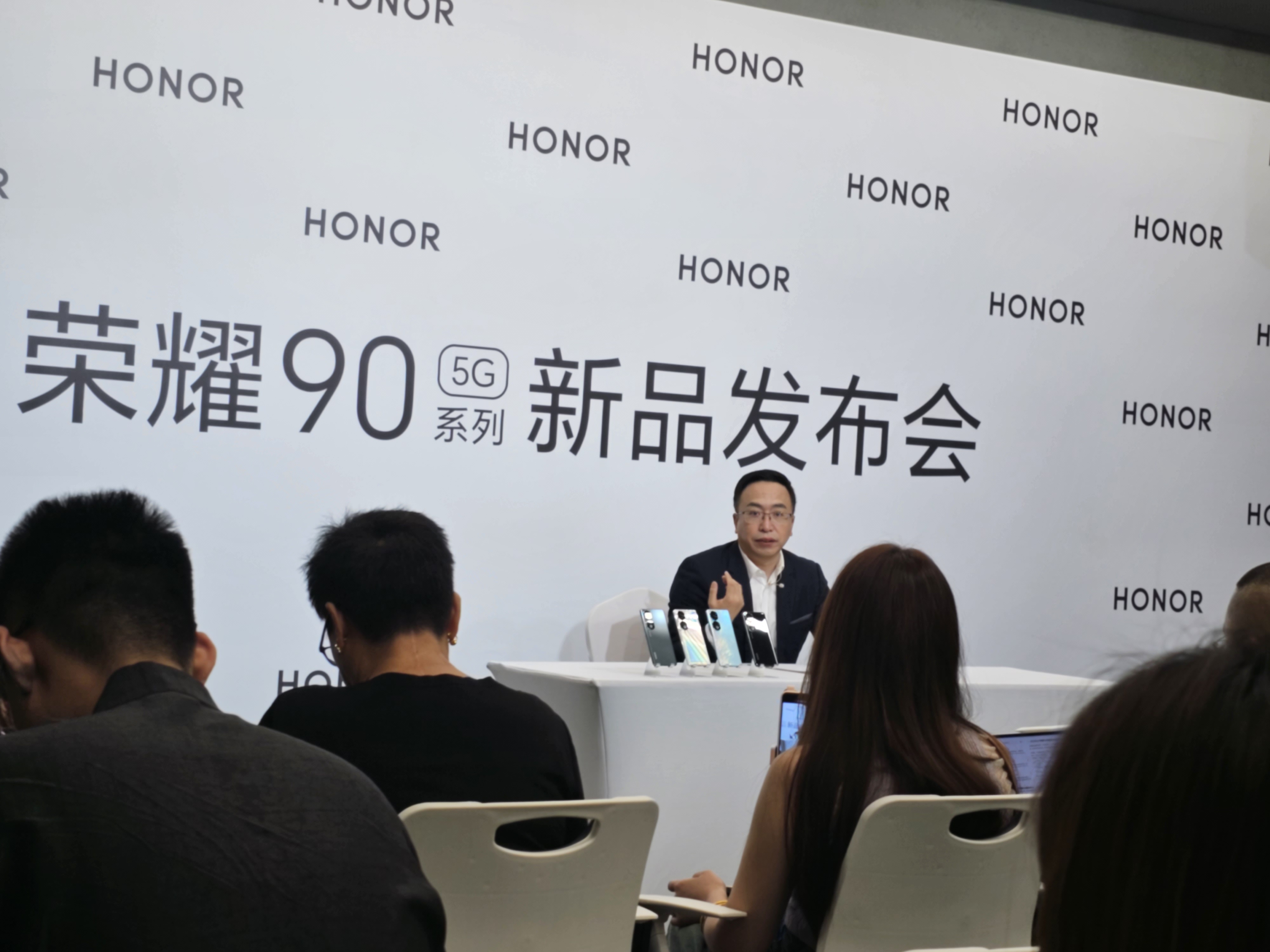 对话荣耀CEO赵明：研发不减力拓线下 为何要做周期逆行者？