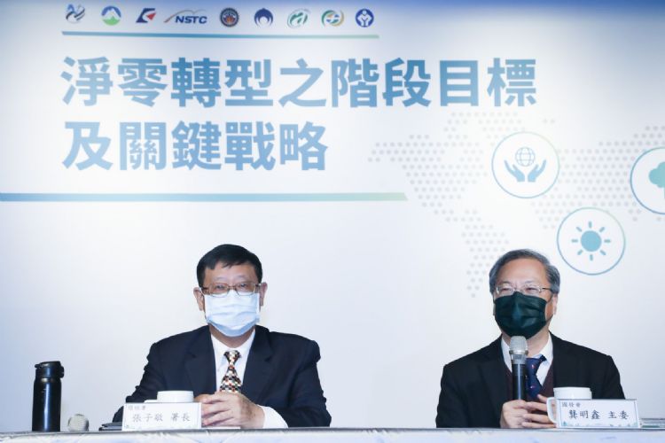 立法院三读通过温减法修法案，并更名为气候变迁因应法。图左为环保署长张子敬。符世旻摄