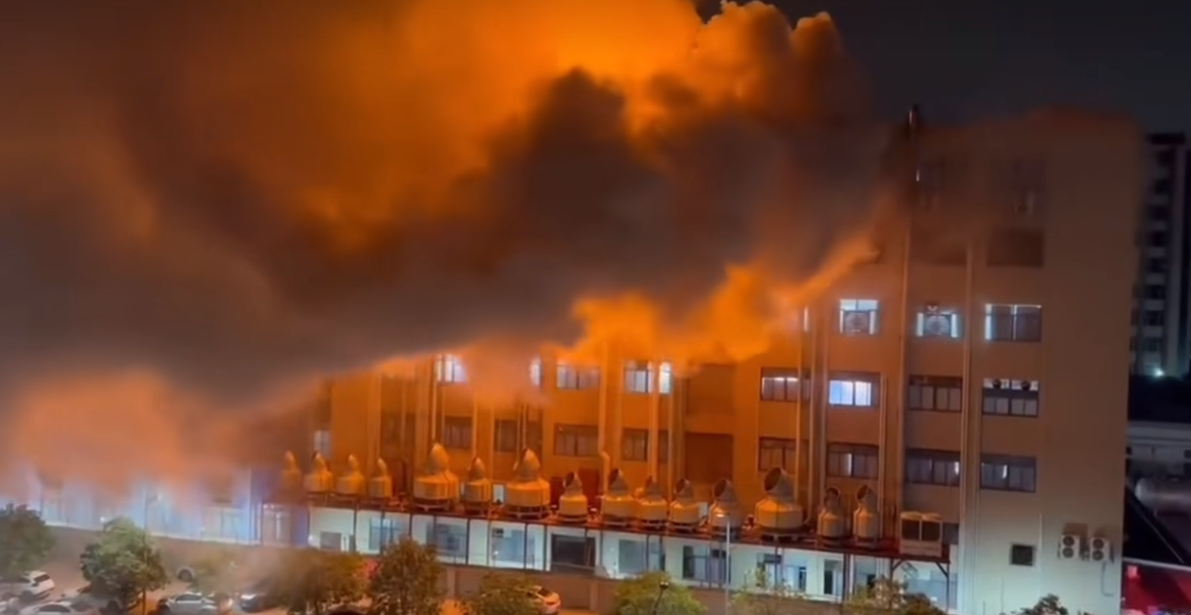 东莞上空惊现蘑菇云？锂电池厂爆燃？！真相为何？-充电头网