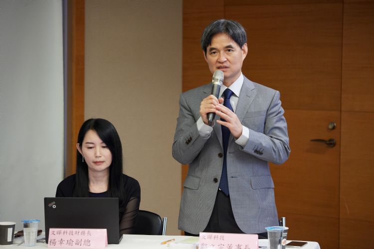 文晔认为库存调整「再2个季度」看法不变，左为发言人杨幸瑜，右为董事长郑文宗。李建梁摄