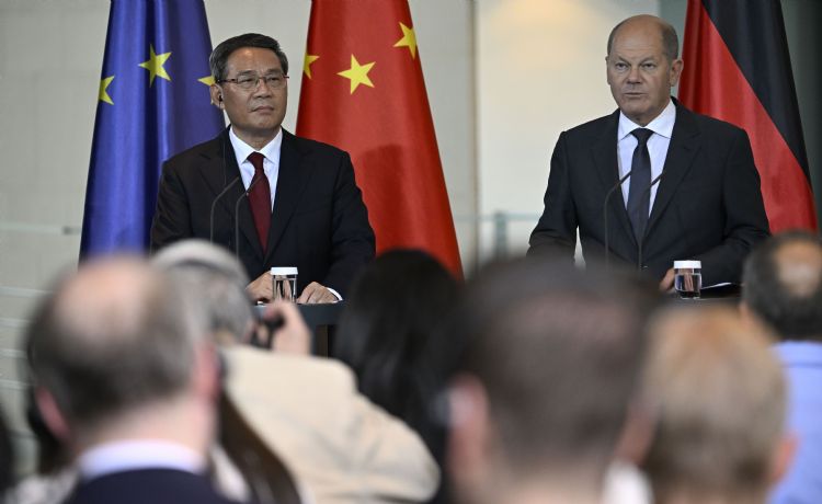图为6月20日德国总理Olaf Scholz（右）与国内国内总理李强（左）于德国柏林会面一景。Scholz渴望保持与国内沟通管道开放。法新社
