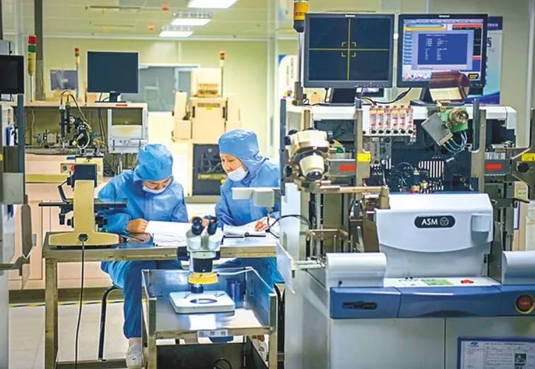 芯片产能真过剩了：成熟工艺降价20%，台积电要关4台EUV光刻机