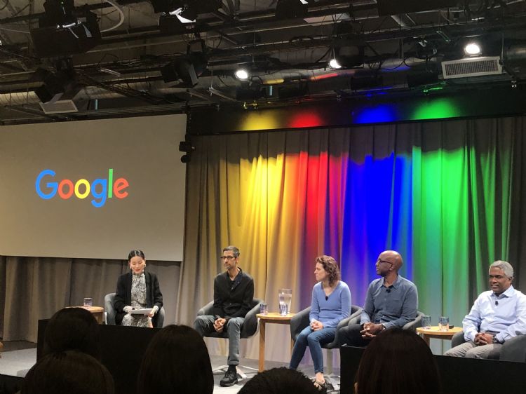 Alphabet暨GoogleCEOSundar Pichai（左二）率各部门主管出席I/O大会隔天的记者会。林佳楠摄
