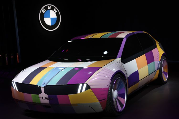 BMW于CES 2023发表的全新电动概念车BMW I Vision Dee。法新社