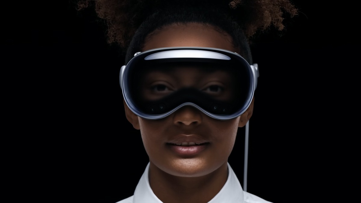 Apple Vision Pro采用磁吸充电接口，支持外接充电宝供电，可实现2小时续航