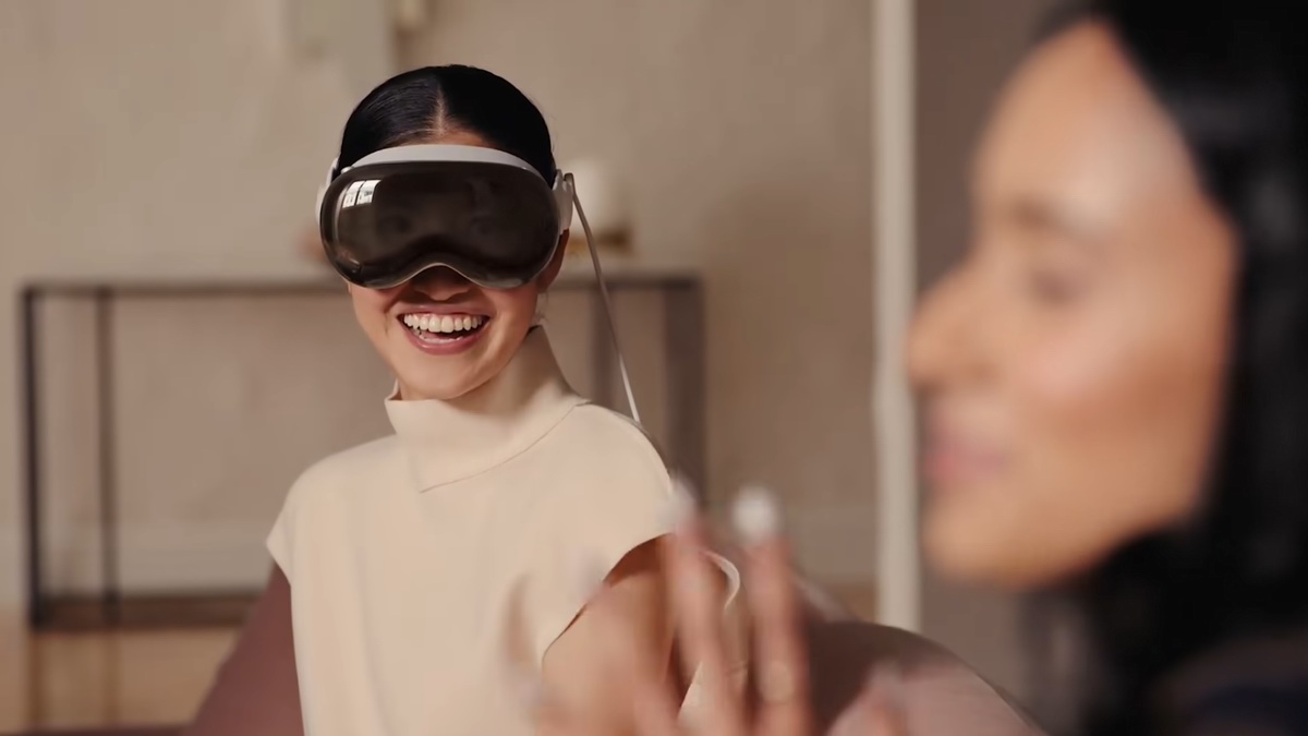 Apple Vision Pro采用磁吸充电接口，支持外接充电宝供电，可实现2小时续航-充电头网