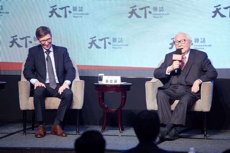 张忠谋与《芯片战争》一书作者Chris Miller对谈。李建梁摄