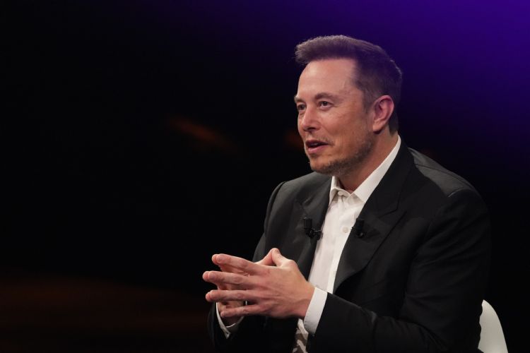 TeslaCEOElon Musk表示，如今他看到了大宗商品通货紧缩压力。彭博