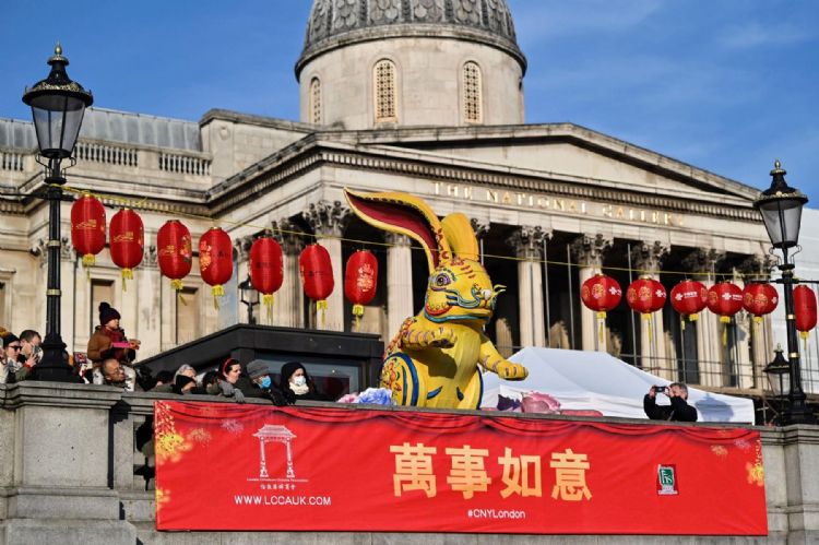 全球华人喜迎兔年！图为英国伦敦市中心特拉法加广场（Trafalgar Square）农历年庆祝活动，摆上了大大一只金兔应景。法新社