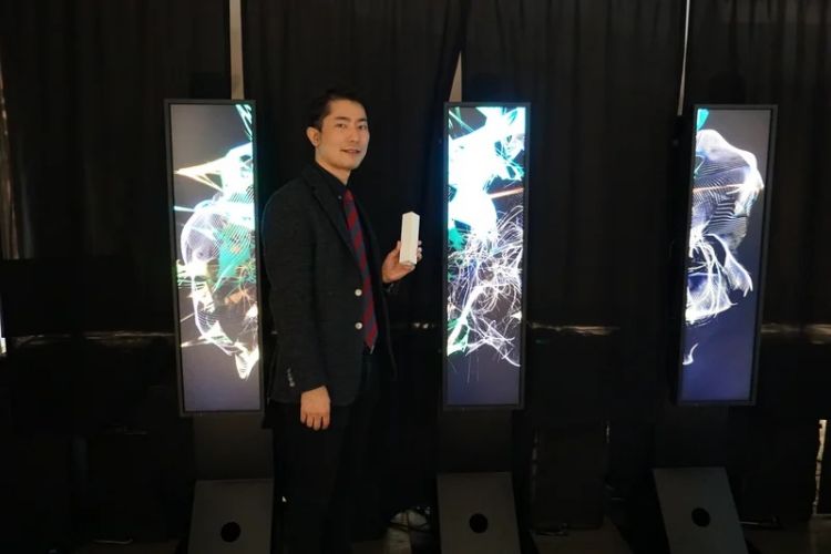 活用数码化嗅觉技术，Sony展示含香味、影像、音箱设备的家庭剧院式概念。图为STEF 2022展示现场与嗅觉事业负责人藤田修二。Sony