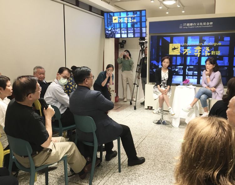 AI专家李飞飞（右二）22日晚间与前文化部长、作家龙应台（右）对谈，并与前台大校长管中闵（左）现场互动。林佳楠摄