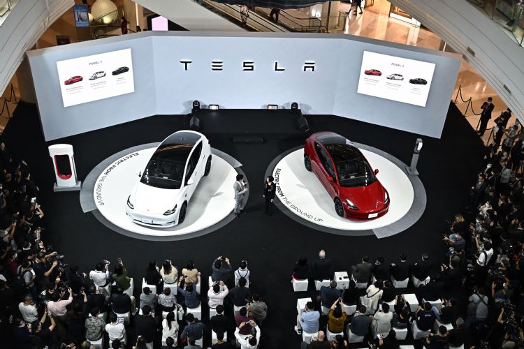 Tesla于2019年将自驾芯片交由三星代工生产，现在传出重回台积电怀抱。法新社