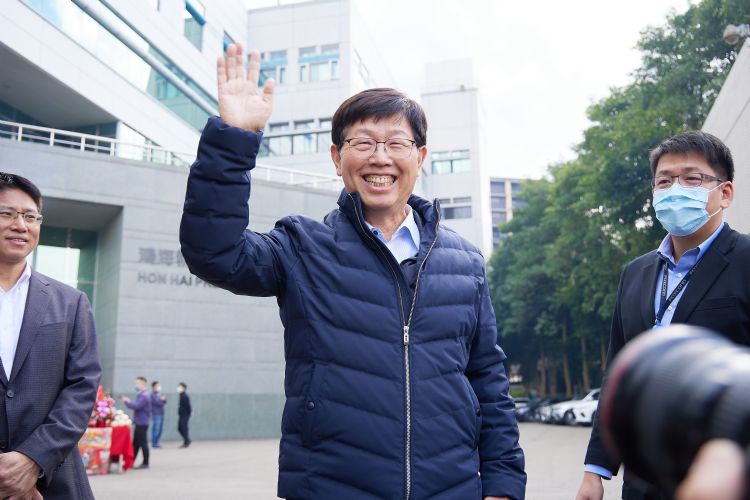 奔向产业荆棘路 富士康跃马弯弓「跳高不见得要先蹲」