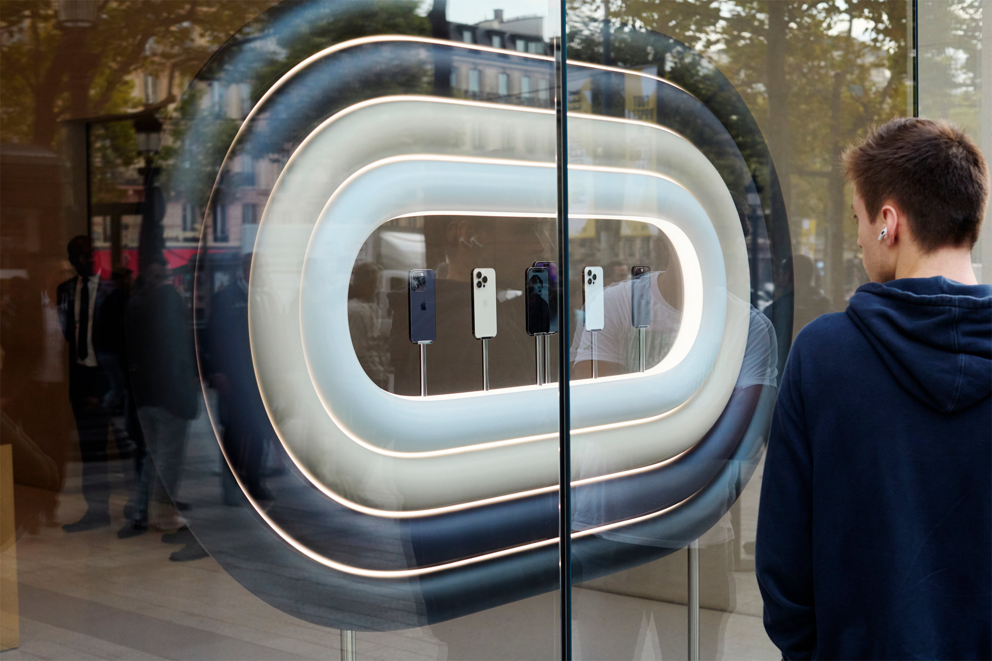 Apple-Champs-Elysees-Paris-iPhone-14-window-display-220916_big.jpg.large_2x.jpg