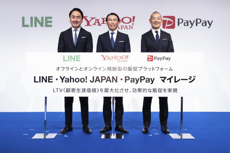 同属软银的电商与移动支付服务，2023年3月起进一步整合，目标在消费点数市场。图为合作记者会现场的3家公司代表合照。PayPay