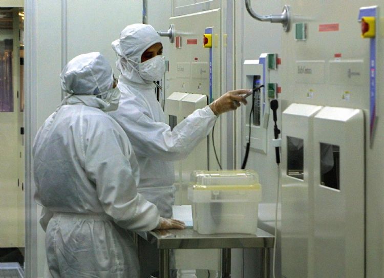 拜登政府的芯片限令，促使芯片制造商将产线从国内转移至其他国家。法新社