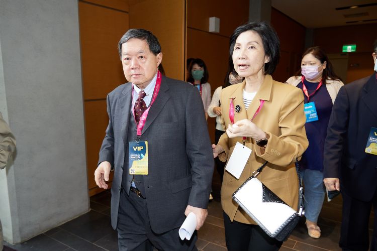 左为远传电信董事长徐旭东，右为总经理井琪。李建梁摄（数据照）