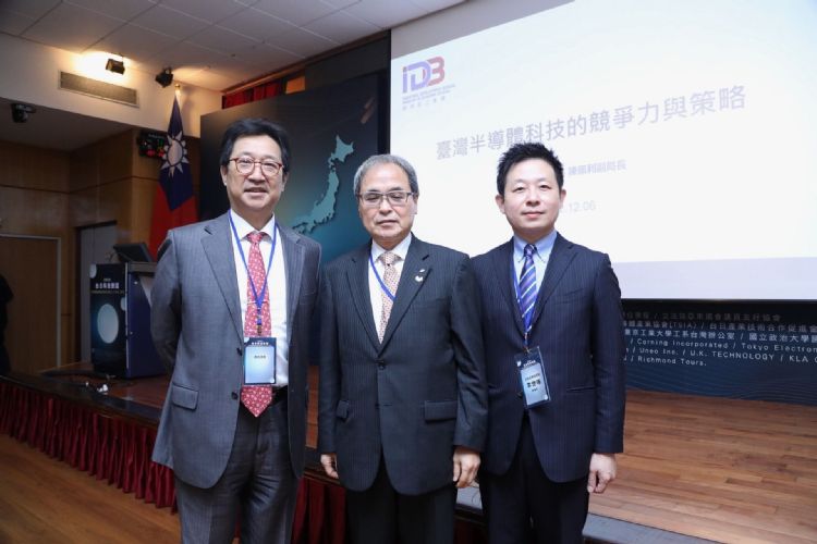 日本科学技术振兴机构(JST)理事长桥本和仁(中)，与DIGITIMES总编辑乌凌翔(左)、国立政大国际事务学院教授兼台湾日本研究院创院理事长李世晖教授。符世旻摄